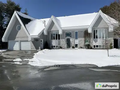 Grande maison unifamiliale avec 3073 pieds carrés habitables. 6 chambres à coucher et 2 logements au...