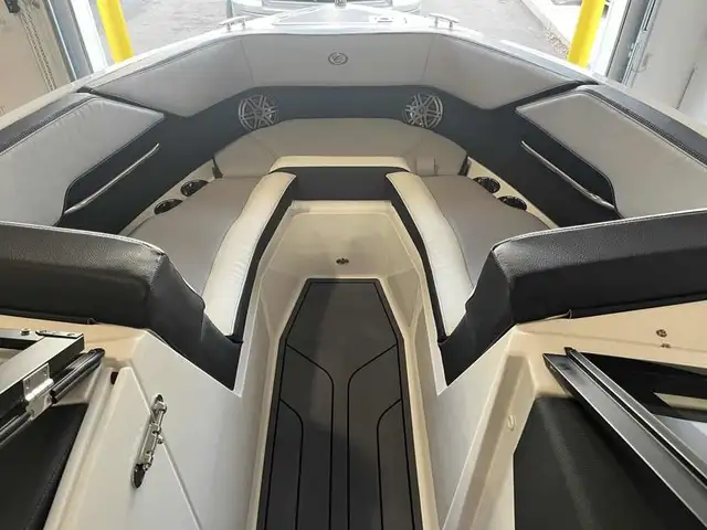 2025 Cobalt Boats CS23 Surf in Powerboats & Motorboats in Saskatoon - Image 11