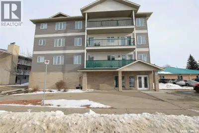 Fantastic 2bdrm 2 bath top floor condo in desirable east area close to all amenities, shopping, scho...