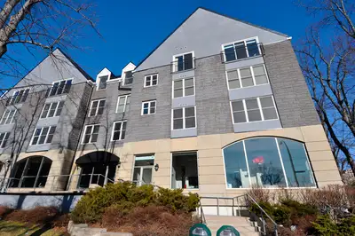 SOUTHEND SPACIOUS 1 BR with INSUITE LAUNDRY JULY 1