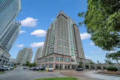 Welcome to 8 Lee Centre Drive, where comfort convenience, and exceptional value come together. This...