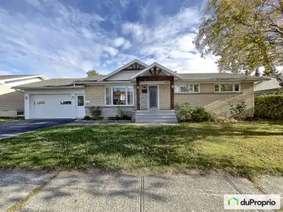 Découvrez cette magnifique propriété avec un espace de vie à aire ouverte, alliant salon, cuisine et...