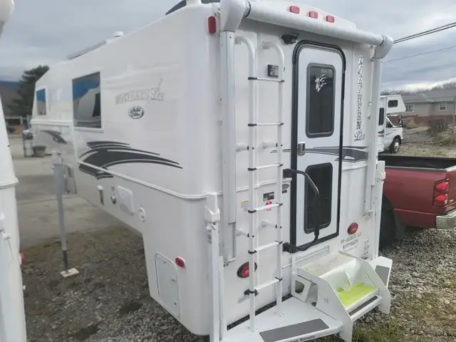 2025 Northern Lite Limited Edition 10-2EXLEDB Face-to-Face Dinet in Travel Trailers & Campers in Penticton - Image 6
