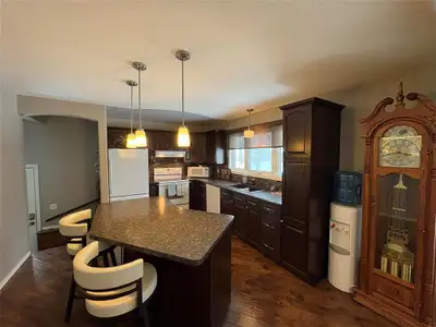 R30//Dauphin/SOLID, UPDATED & MOVE-IN READY! This extremely well cared for 1088 sq ft bungalow offer...