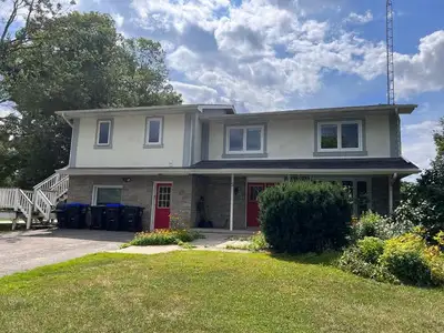 Hockley Village Apartment 2 bdrm , 1 bath in beautiful duplex. Seperate entrance, your own deck for...