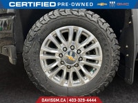 The 2021 Chevrolet Silverado 3500HD High Country blends heavy-duty strength with luxury-grade refine... (image 8)