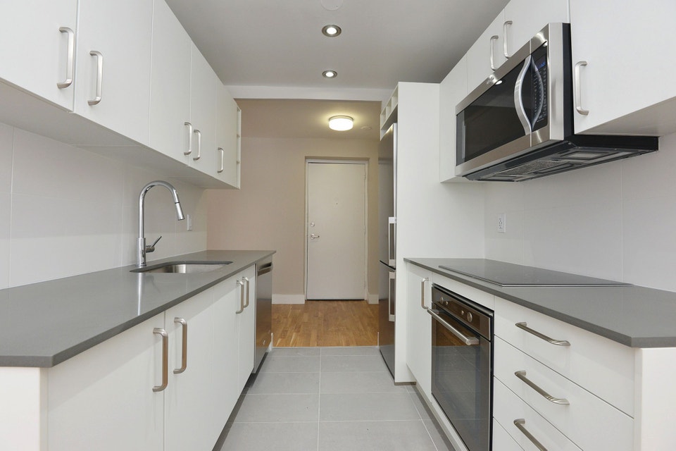 Two bedroom, Eglinton and Don Valley Parkway - ID 696 2