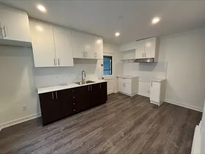 Longueuil - Superbe 3 1/2 Rénové avec Stationnement - 2e Étage