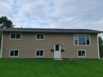 Spacious and well‑kept 3‑bedroom, 1‑bath apartment available for a minimum 1‑year lease. This unit o...