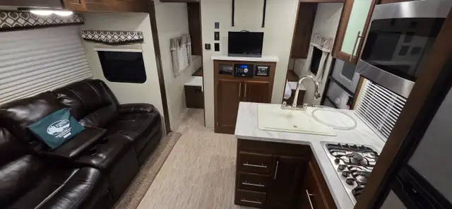 SOLD!  TOY HAULER-4K-GENERATOR 15HR -8X10'GARAGE-PWR BUNK-7400LB in Travel Trailers & Campers in Brantford - Image 7