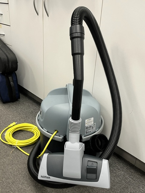 Nilfisk VP-300 Canister Vacuum in Vacuums in Oakville / Halton Region - Image 3