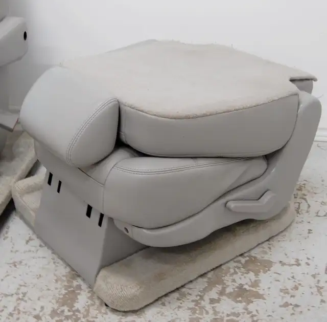 Chevy Truck Tahoe 2nd Row Bucket Seats Suburban Yukon XL Denali in Other Parts & Accessories in St. Catharines - Image 9