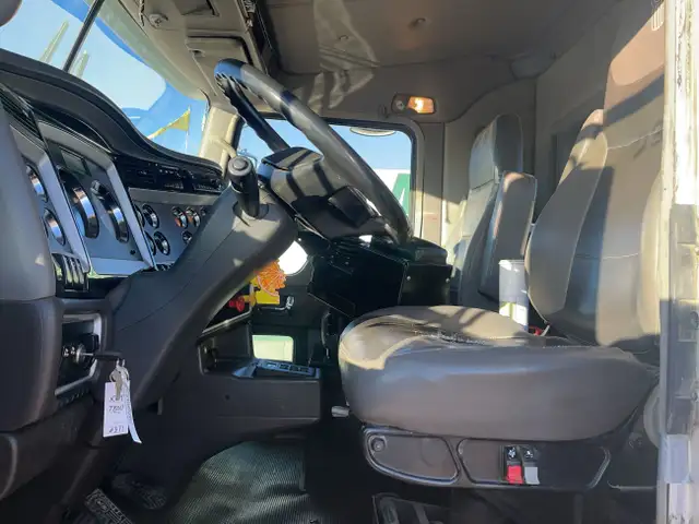 2016 Kenworth T800 in Heavy Trucks in Calgary - Image 12