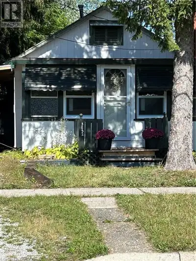 CHARMING PROPERTY WITH POTENTIAL PLUS... Nestled in a peaceful, quiet neighbourhood in Crystal Beach...