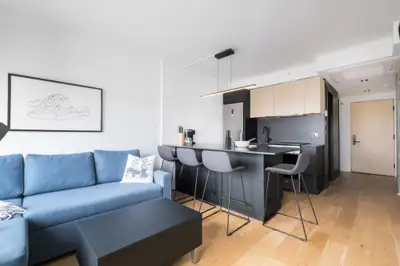 Appartement 3 et demi meublé et tout inclus dans le quartier Saint-Jean-Baptiste. Cet immeuble en bé...