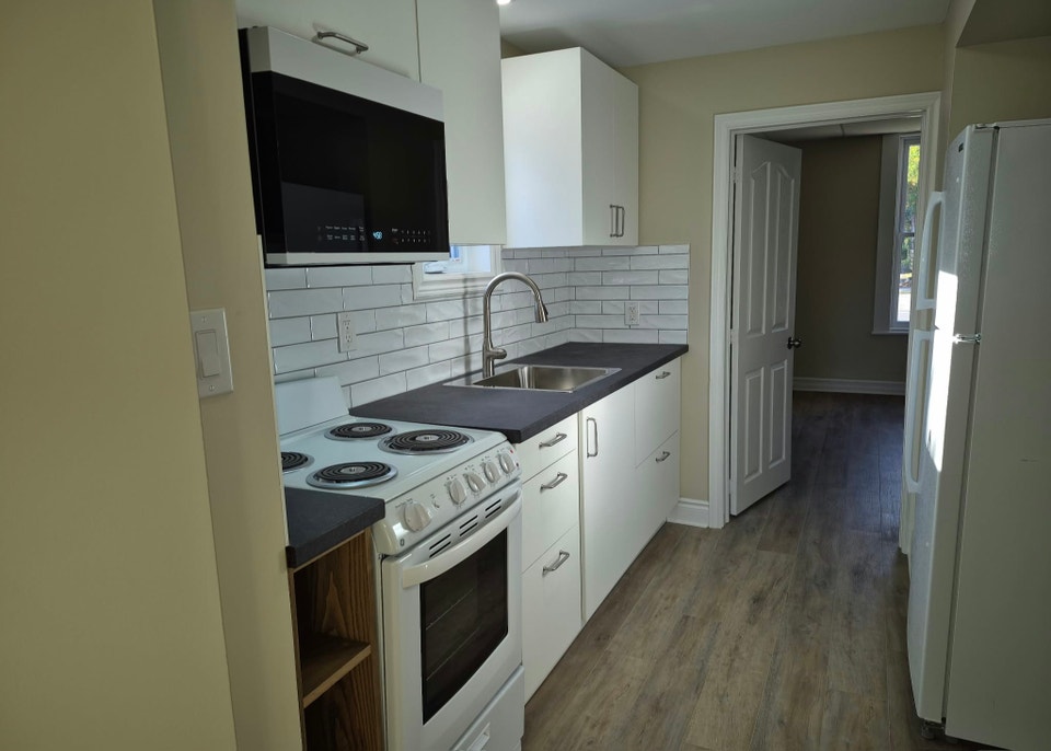Orillia, Ground level 1 bedroom fully refinished 4