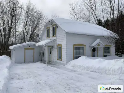 Charmante maison détachée à deux étages située sur un grand terrain comportant un aménagement paysag...