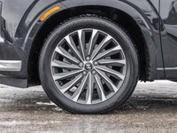 *Leather Seats!* With its impressive features list, awesome SUV capability, and luxury interior, thi... (image 4)