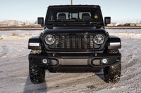 This Jeep Gladiator has a dependable Regular Unleaded V-6 3.6 L/220 engine powering this Automatic t... (image 6)