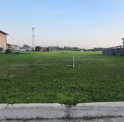 R26//Gimli/Imagine building your dream home in the beautiful lakeside town of Gimli where everything...