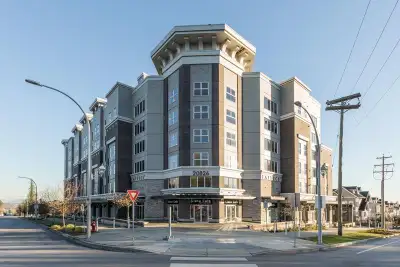 Lattice 2 built by Vesta Homes only 6 years old. SPACIOUS 1 bed + den - 959 sq ft unit boasts sizeab...