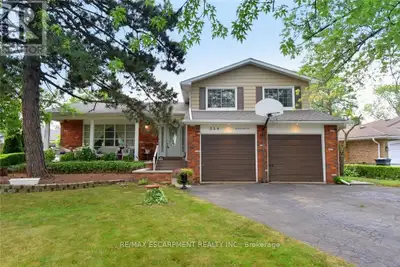 Welcome to Little Ireland One of Southeast Burlington's most coveted neighbourhoods! This exceptiona...