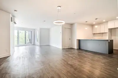 Appartement haut de gamme avec 3 chambres à coucher de bonnes dimensions localisé au 2e et 3e étages...