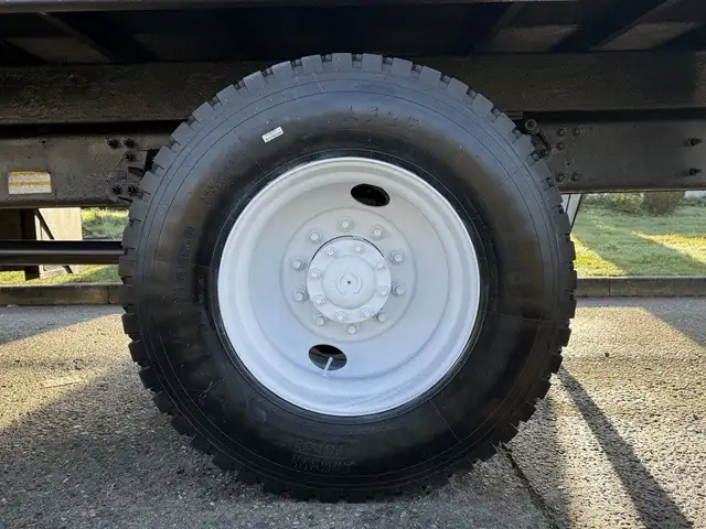 2015 Hino 358 22 Foot Dump Flatdeck with Amco Veba Crane and Air in Heavy Trucks in Regina - Image 57