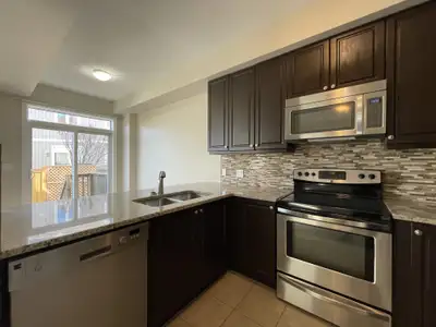 Two-storey 3 Bed, 2.5 bath townhome - 895 Ascot Lane