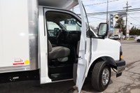 2025 GMC Savana Cargo CAMION NEUF / 65 KM / 2025 GMC SAVANA 3500 CUBE 14 PIEDS + DECK AVANT / 8 CYLI... (image 6)