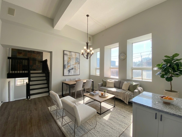 1 Bedroom Loft with lots of character - On Adelaide St