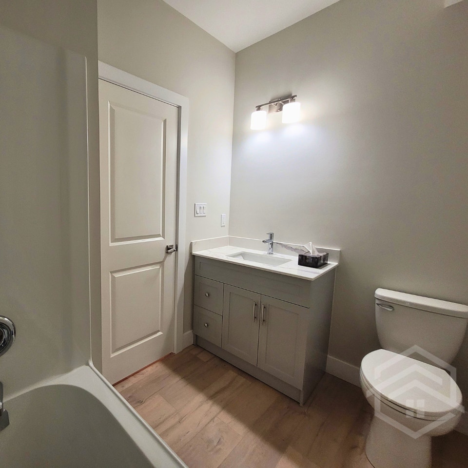 2-Bedroom Apartment with Garage in Springfield!! 4