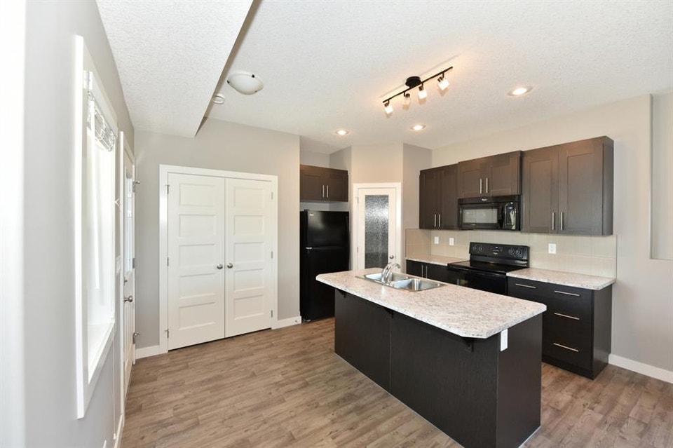 ⭐ONE MONTH FREE⭐ 2 Bed Lower Suite with Walk-Out Patio in Sylvan 2