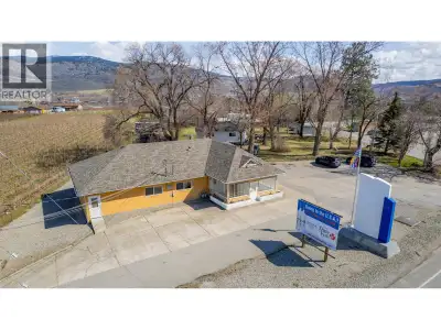 EXCELLENT INVESTMENT AND BUSINESS OPPORTUNITY in a high-exposure commercial location surrounded by o...