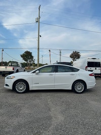 2013 FORD FUSION HYBRID SE with 4 Cylinder Engine 2.0L, auto ac, bluetooth, power window, power lock... (image 2)