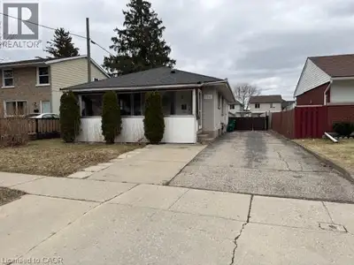 Charming & Centrally Located 3 Bedroom Home In Kitchener! Welcome to 195 Sekura Crescent in Galt, Ca...