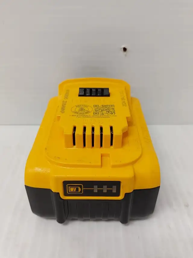 (92233-2) DeWalt DCB205 Battery in Power Tools in Calgary - Image 6