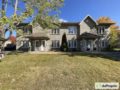 Magnifique condo en rangée - Unité du coin. Beaucoup de luminosité, très bien entretenu au fil des a...