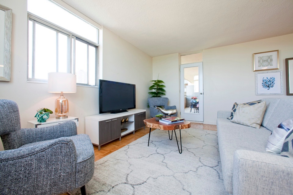 Bachelor for Rent Steps to Victoria Park Station! 3