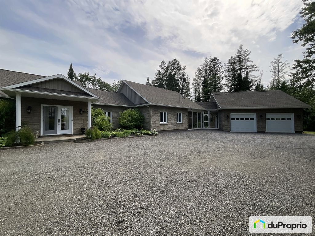 $980,000 - Intergenerational for sale in Ste-Catherine-de-la-JC — photo 1