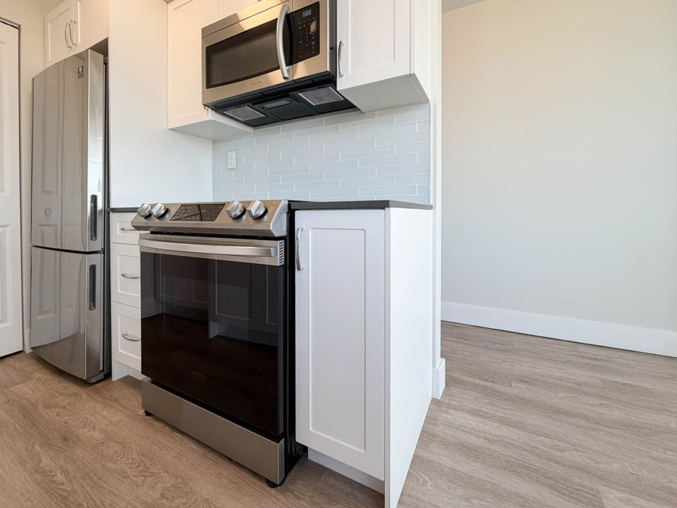 Vancouver Bachelor Apartment for Rent - 5815 Yew Street 3
