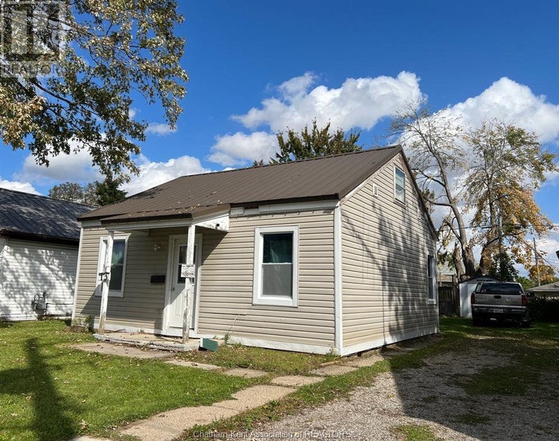 13 McNaughton AVENUE Wallaceburg, Ontario Houses for Sale Chatham