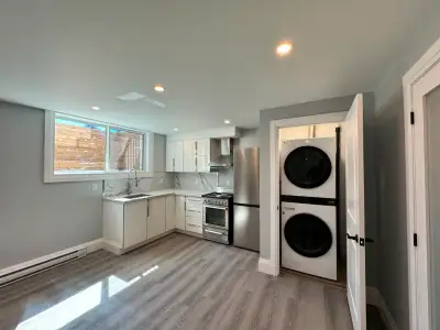 Denne Crescent-Bright 1 Bedroom with Parking and Laundry in Unit