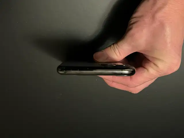 iPhone 11 Pro 64GB – Water Damaged – Good Screen & Body in Cell Phones in Markham / York Region - Image 9