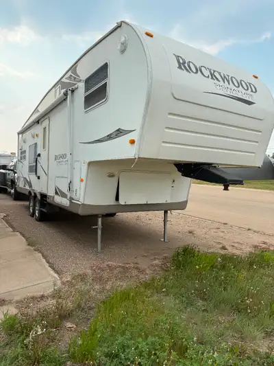 2009 Rockwood Ultra lite Half ton towable light weight 20ft awning Ac Air mattress in pull out sofa...