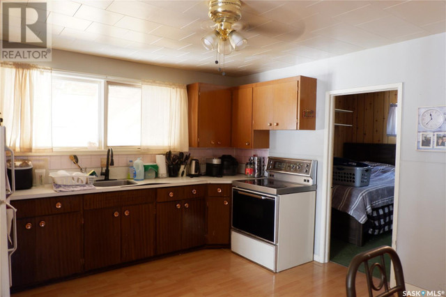 508 5th AVENUE W Assiniboia, Saskatchewan in Houses for Sale in Moose Jaw - Image 4