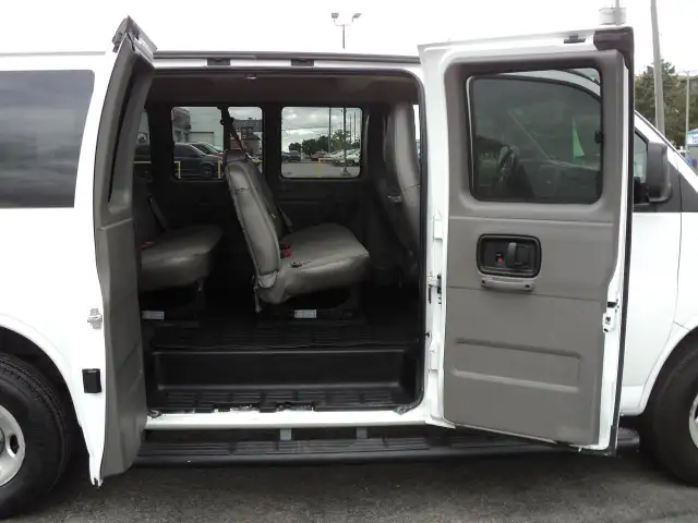 2022 Chevrolet Express 2500 LT RWD 6.6L8cylGas 12Passenger 135"W in Cars & Trucks in Brantford - Image 16