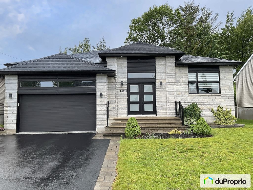$845,000 - Bungalow for sale in Ste-Marthe-Sur-Le-Lac — photo 1