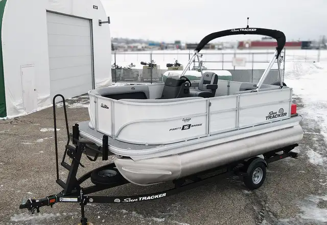 2026 Sun Tracker Party Barge 16 DLX Pontoon boat in Powerboats & Motorboats in Winnipeg - Image 7
