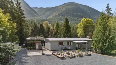 YOUR OWN PIECE OF PARADISE! Tucked away on a private 0.44 acre with STUNNING mountain views, this up...